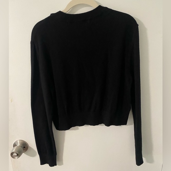 Stradivarius Women’s knitted cropped sweater in black - Picture 4 of 5